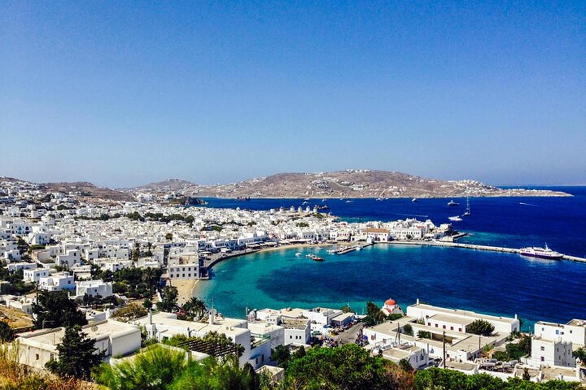 μια θέα μιας πόλης με λιμάνι και τον ωκεανό