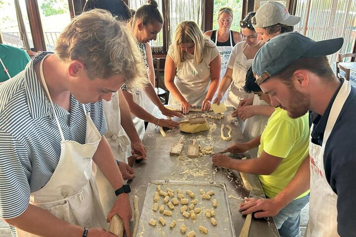 Un grupo de personas en una cocina preparando comida.