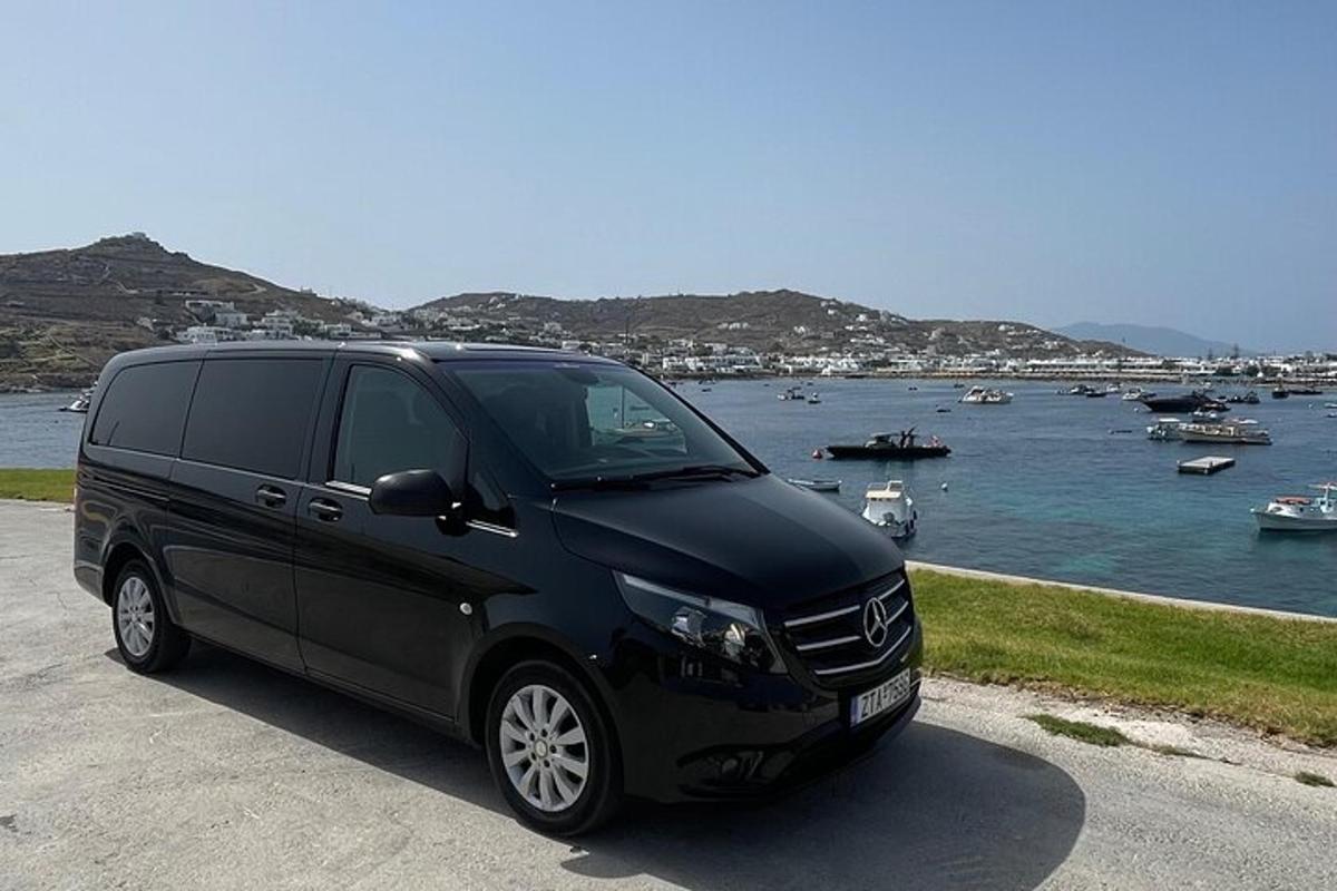 ένα μαύρο βαν παρκαρισμένο δίπλα σε ένα υδάτινο σώμα