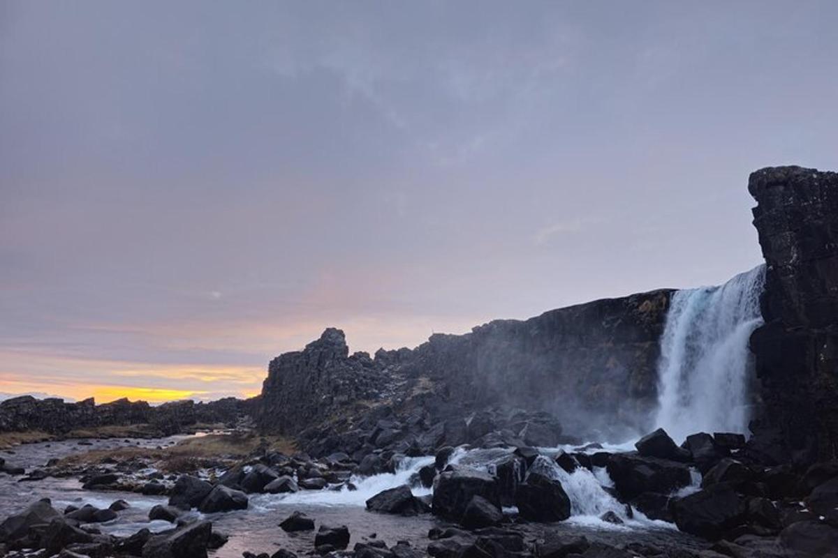 ein Wasserfall in der Mitte eines Flusses mit Felsen