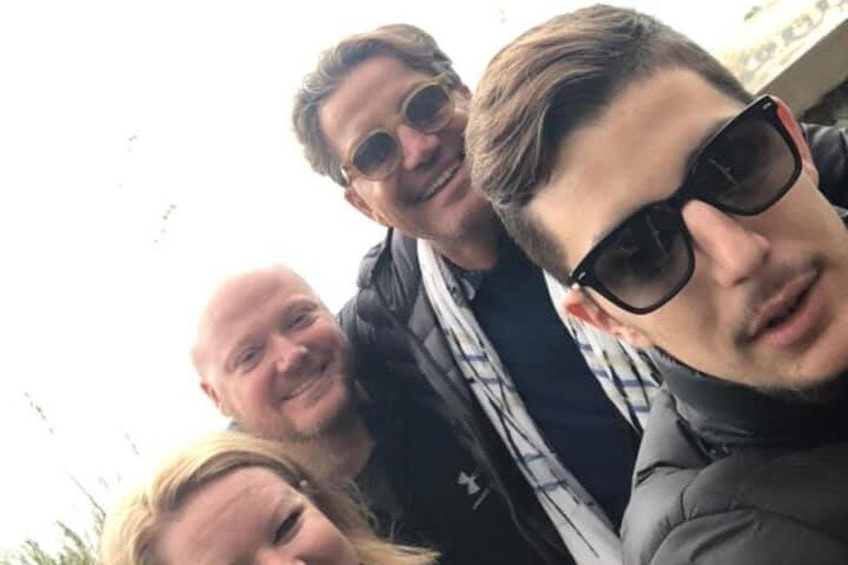 četru cilvēku grupa pozē fotografēšanai