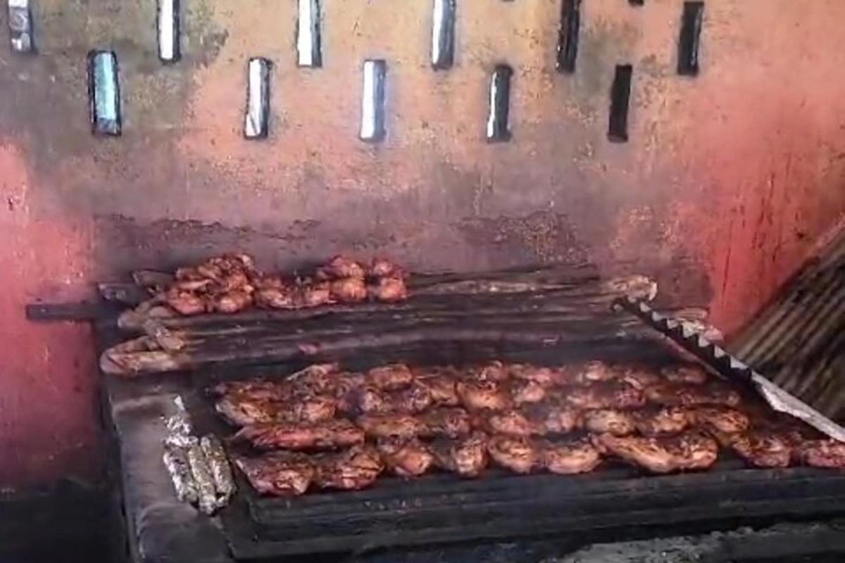 kup piščancev, ki se pečejo v pečici