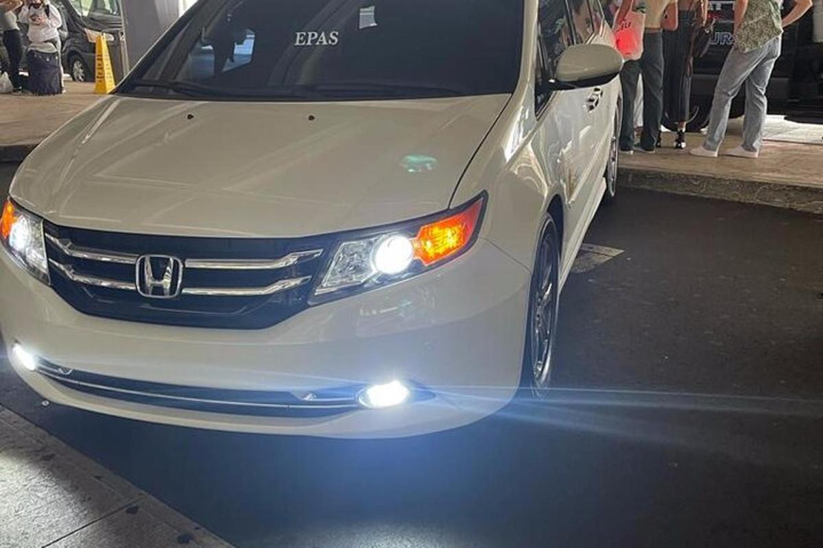 bílé auto zaparkované na kraji ulice