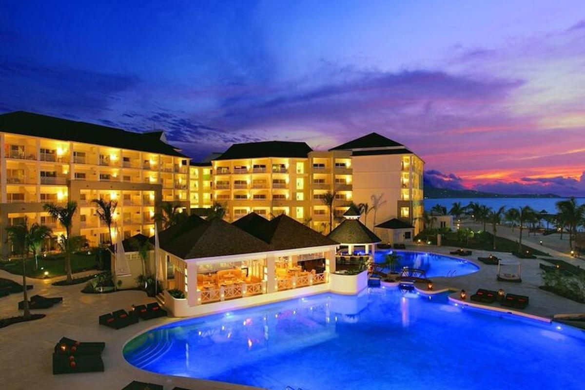 pogled na hotel z velikim bazenom