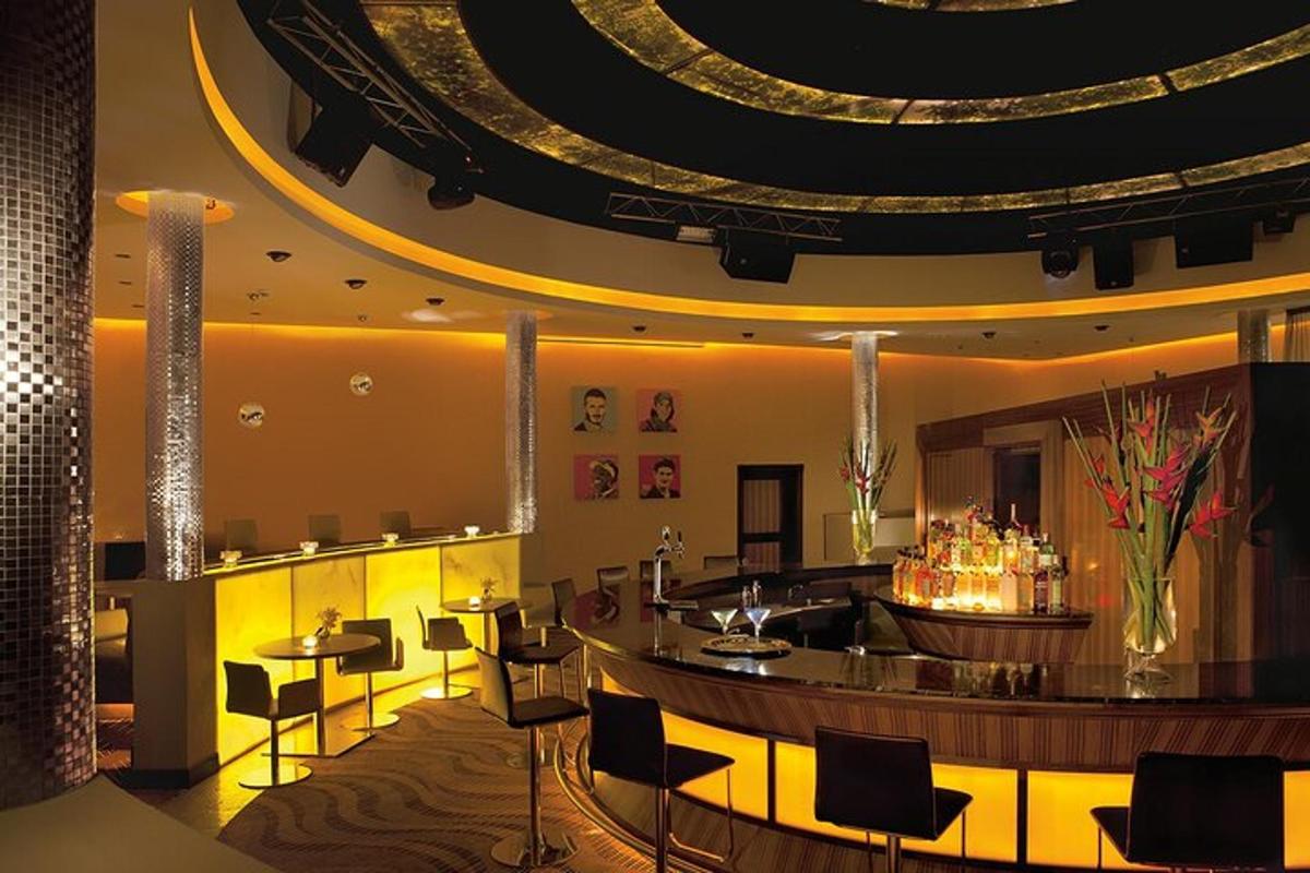 một sảnh đợi có quầy bar với ghế và bàn