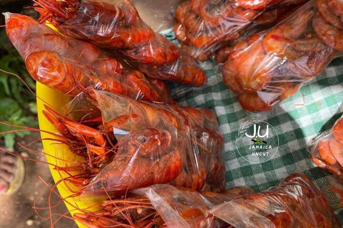 un gruppo di aragoste in sacchetti di plastica su un tavolo