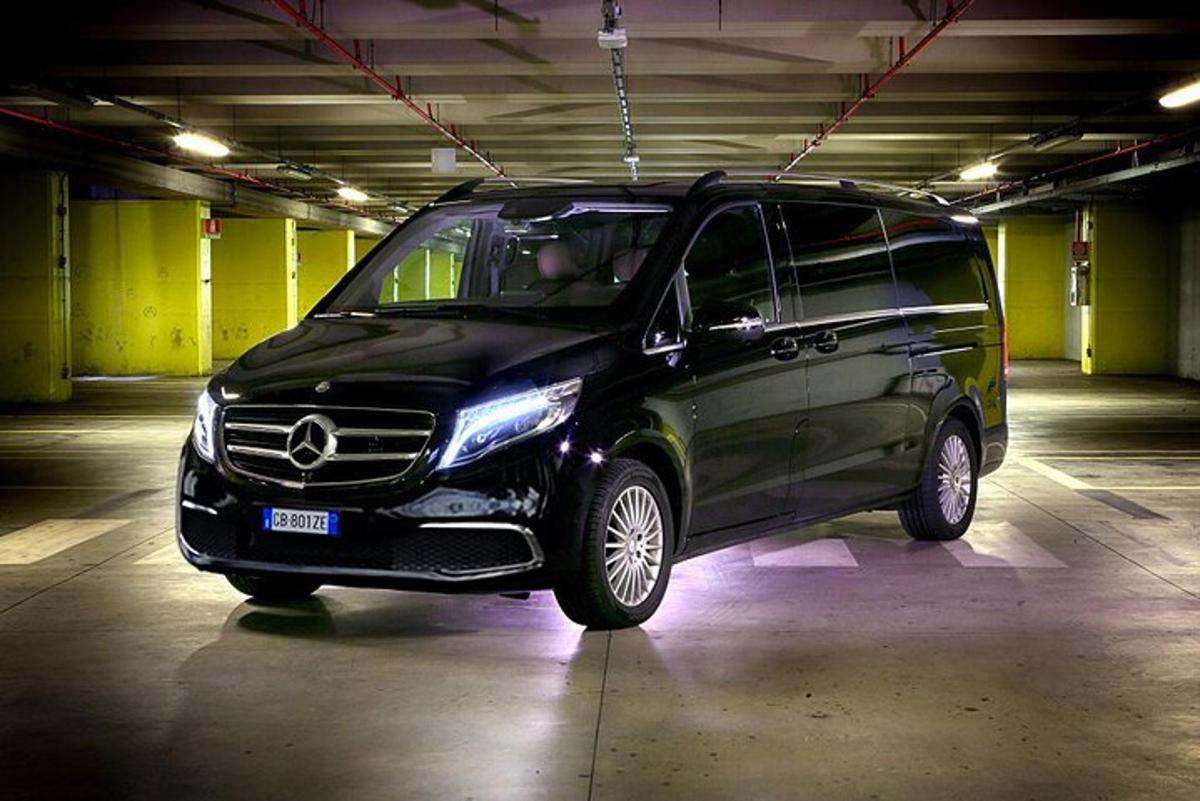 melns furgons, kas novietots autostāvvietā
