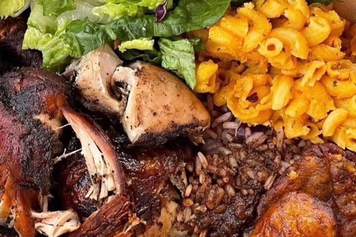 ein Teller mit Essen mit Fleisch und Gemüse darauf
