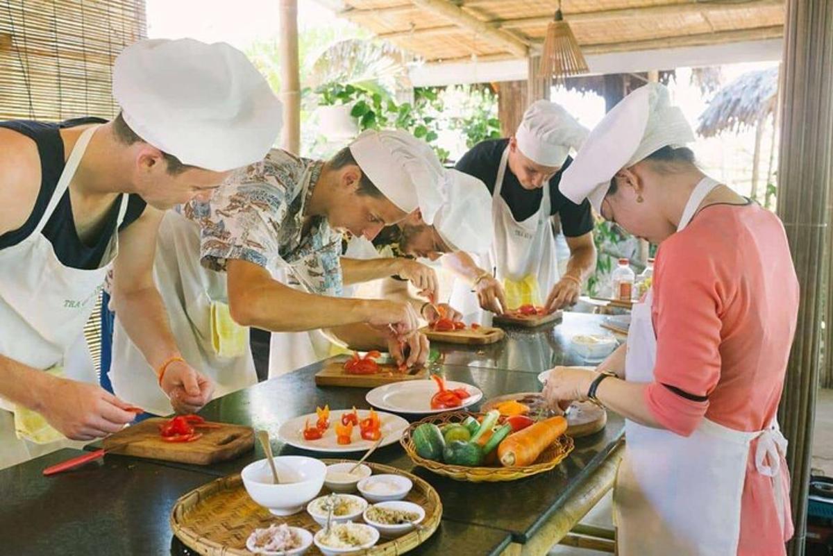 grupp kokkasid köögis toitu valmistamas