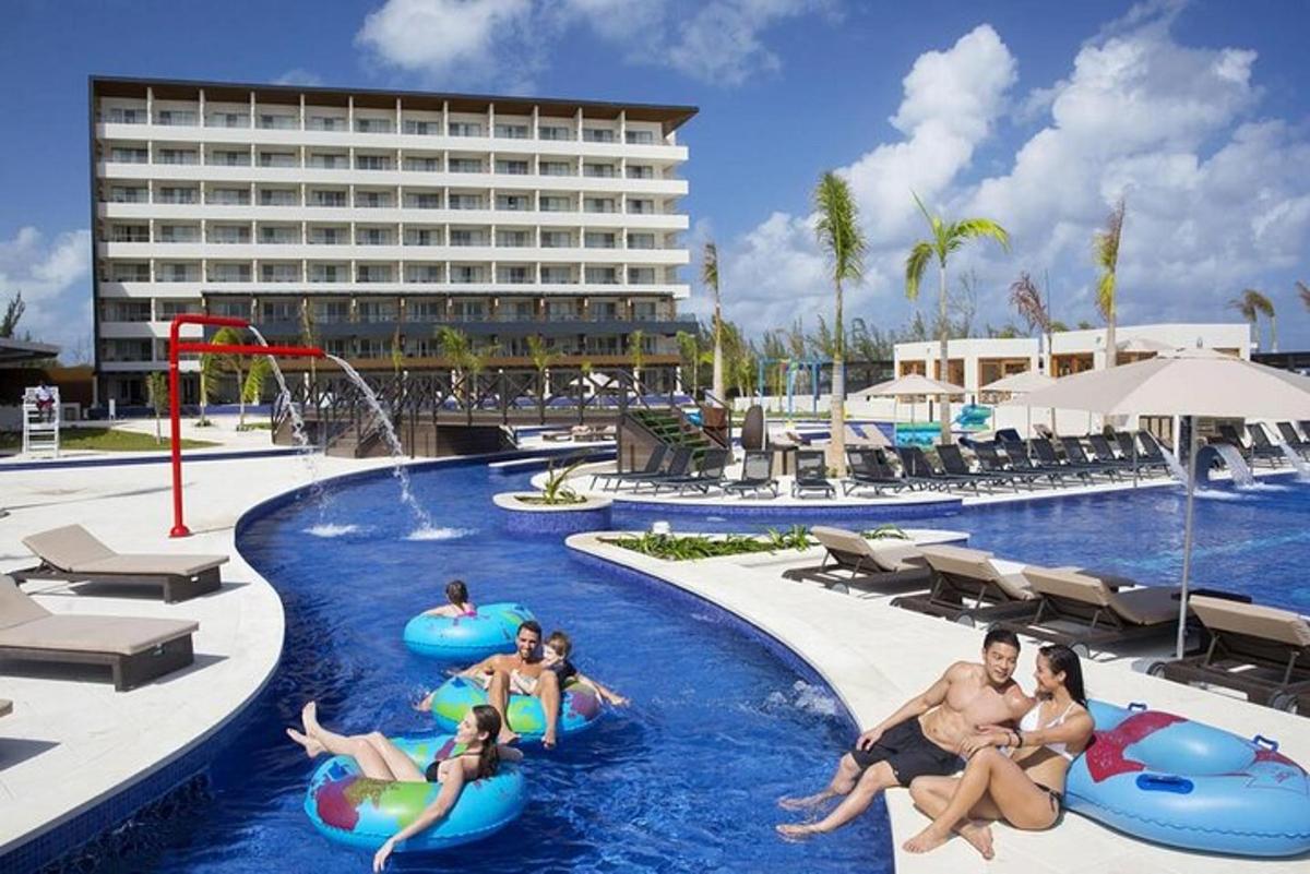 Un grupo de personas viajando en inflables en una piscina.