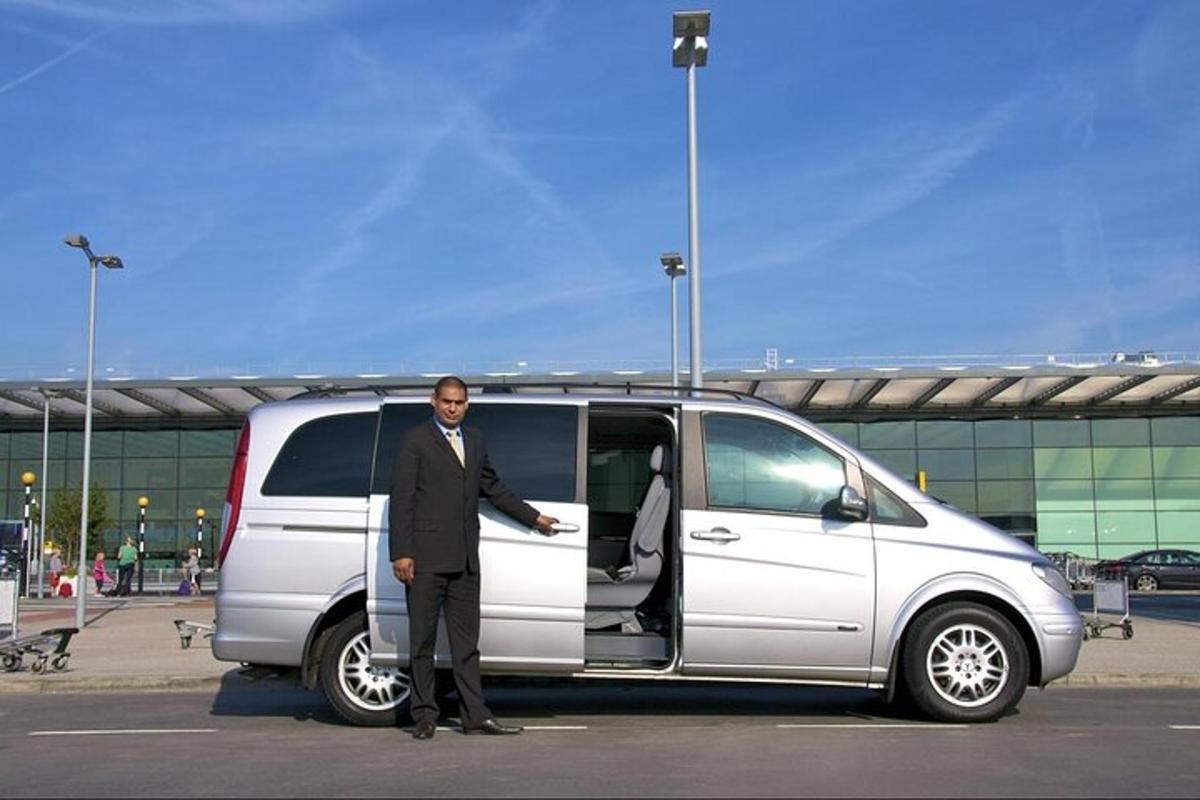 um homem abrindo a porta de uma van branca