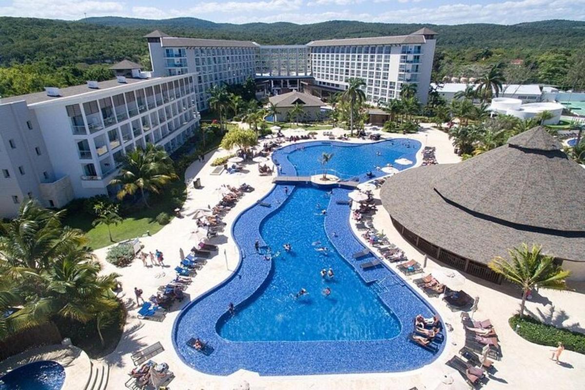 Letecký pohled na resort s bazénem