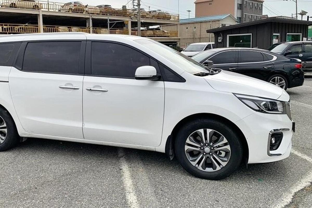 un furgone bianco parcheggiato in un parcheggio
