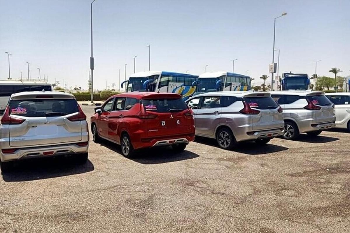 una fila de autos estacionados en un estacionamiento