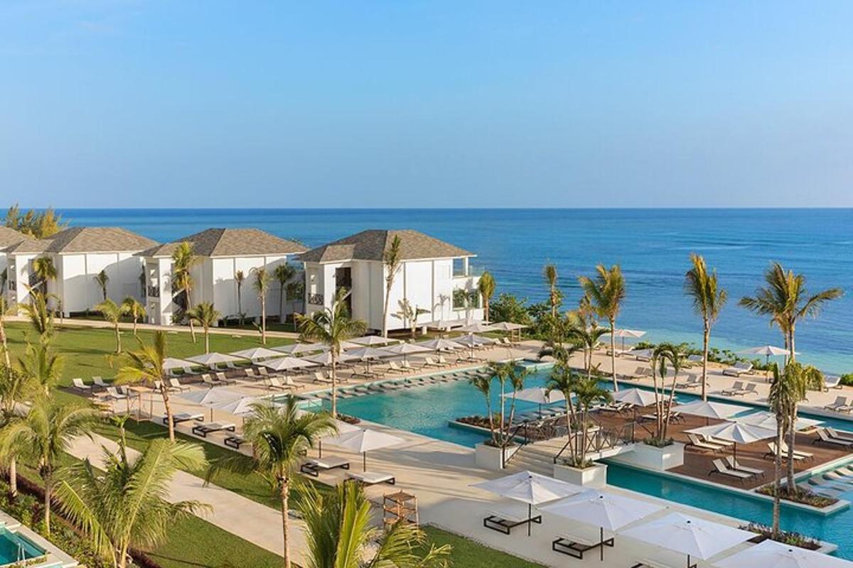 Letecký pohled na resort s bazénem a oceánem