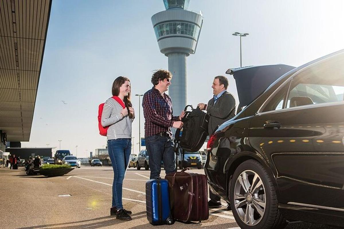 ba người đứng cạnh một chiếc xe với hành lý của họ