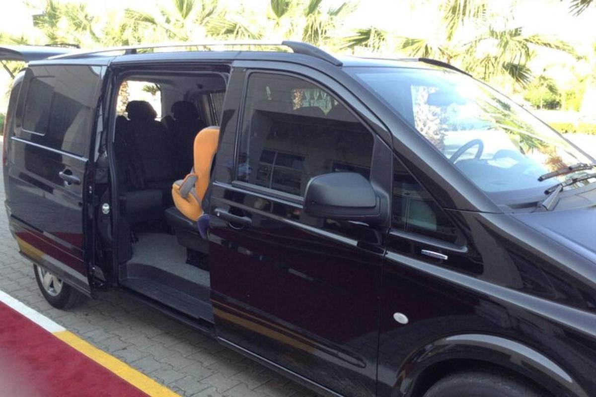 sebuah van hitam diletakkan di tempat letak kereta dengan pintu terbuka
