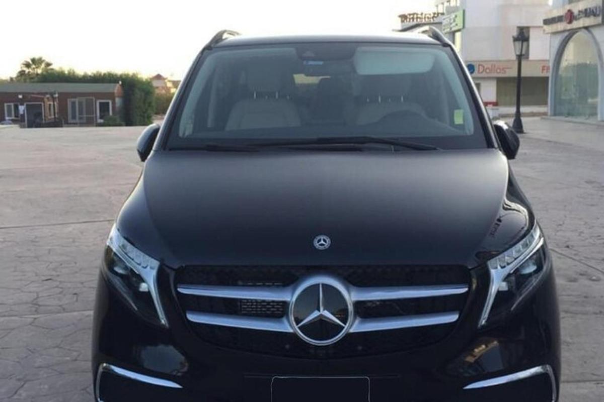 um carro Mercedes Benz estacionado em um estacionamento