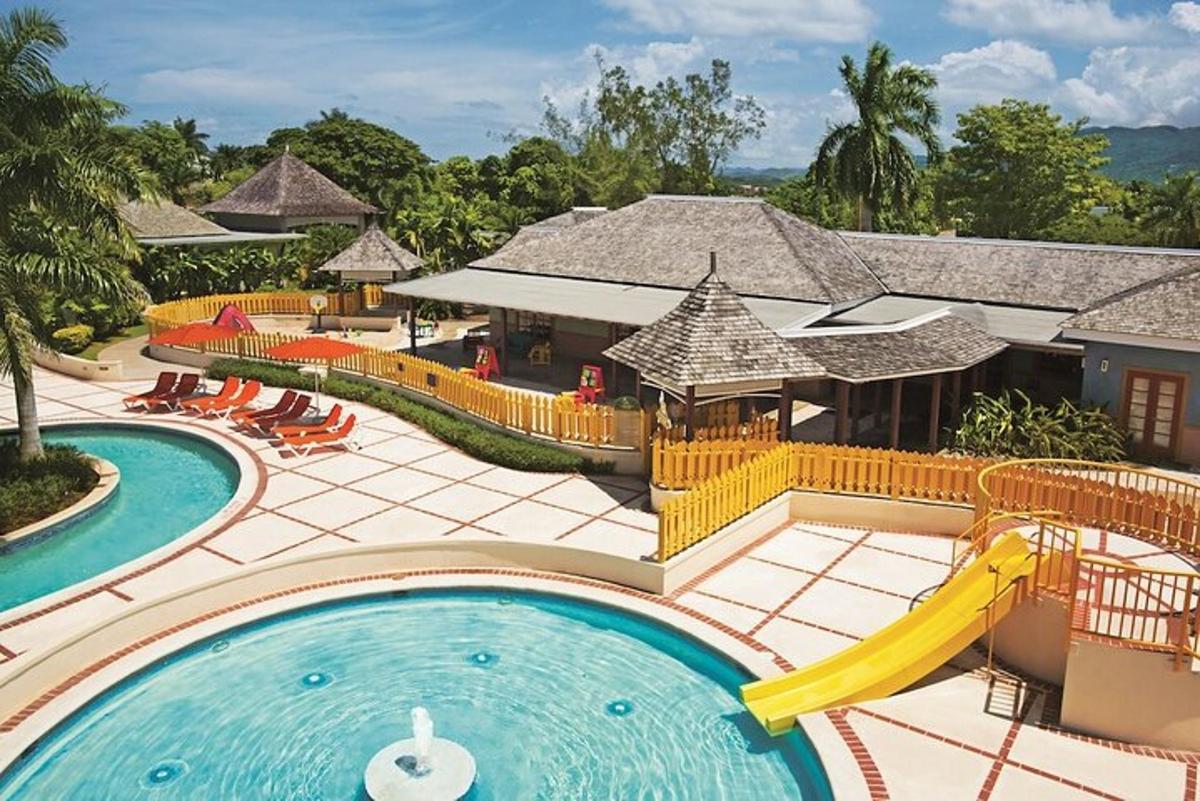uma vista aérea de uma piscina em um resort
