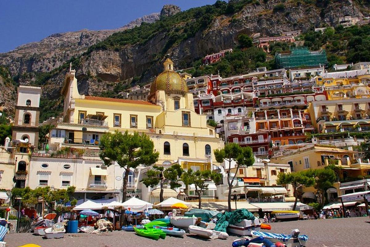 μια ομάδα κτιρίων σε ένα βουνό με μια παραλία