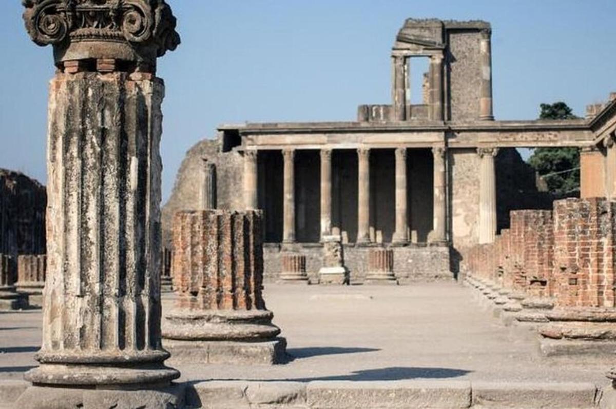 μια κολόνα μπροστά από ένα κτίριο