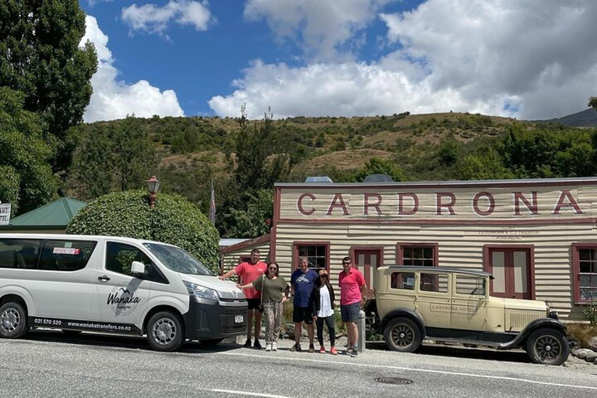 um grupo de pessoas em pé em frente a um prédio de carron