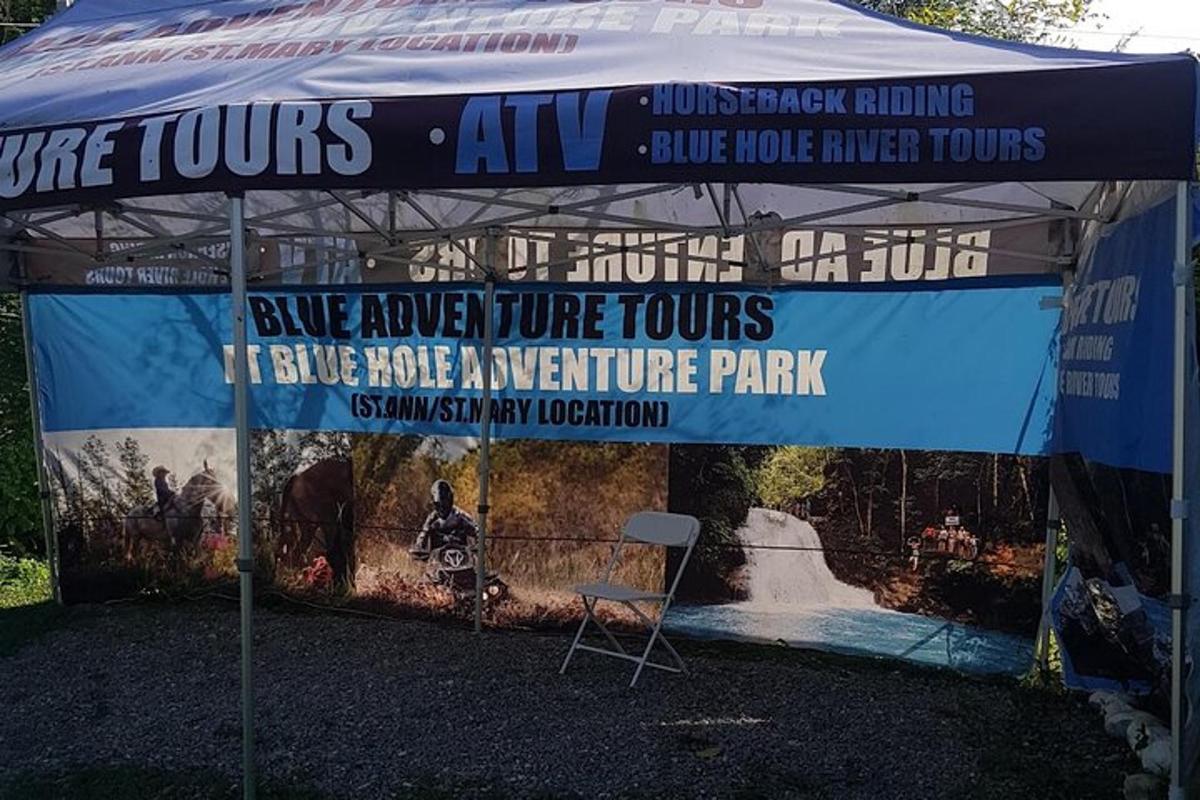 uma tenda com uma placa que diz passeios turísticos