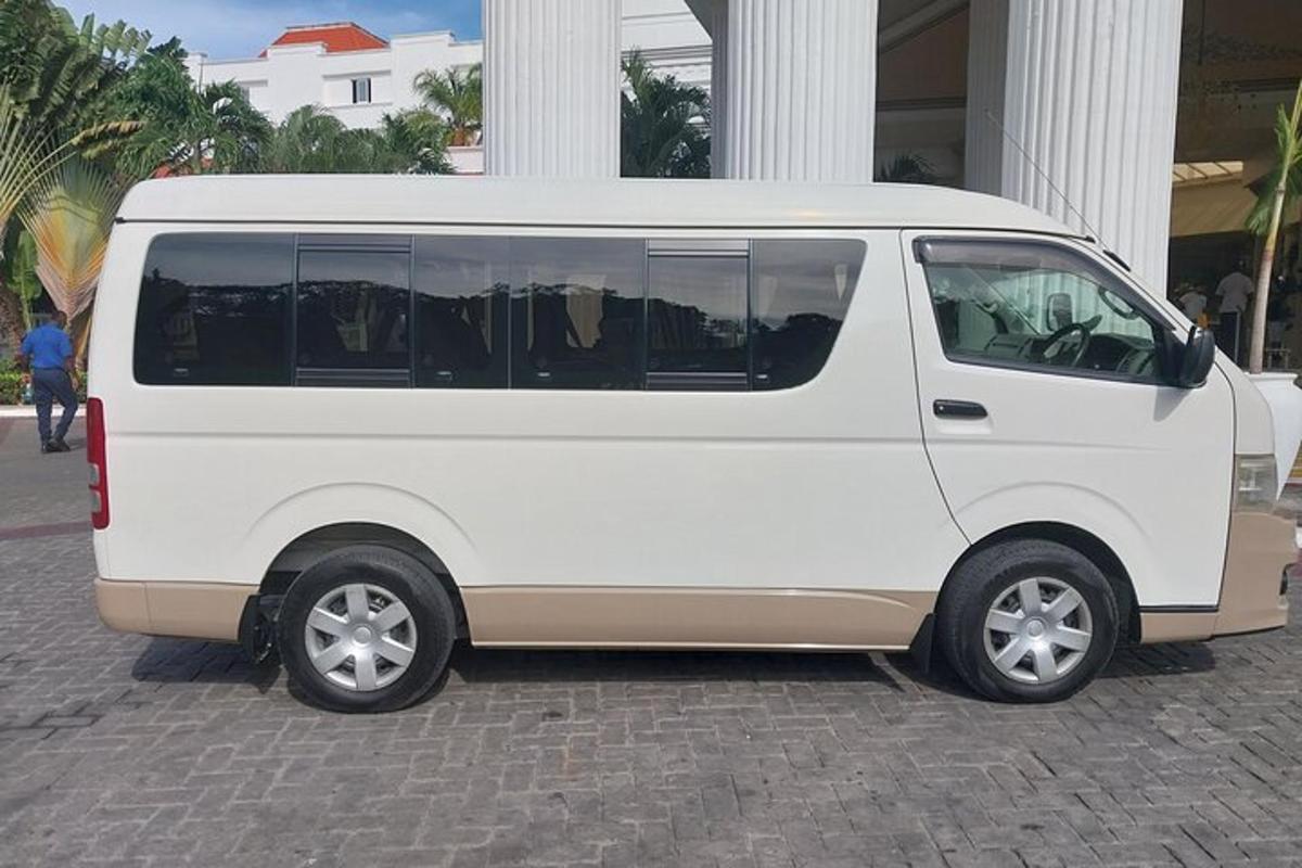 sebuah mobil van putih diparkir di depan sebuah gedung