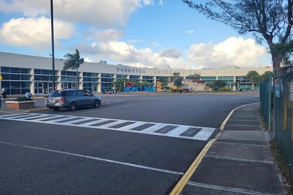 停在建筑物前停车场的汽车