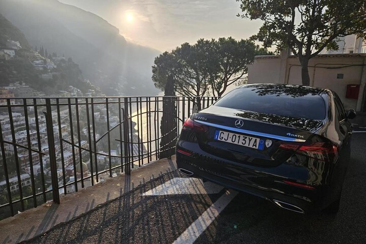 um carro estacionado ao lado de uma cerca em uma rua