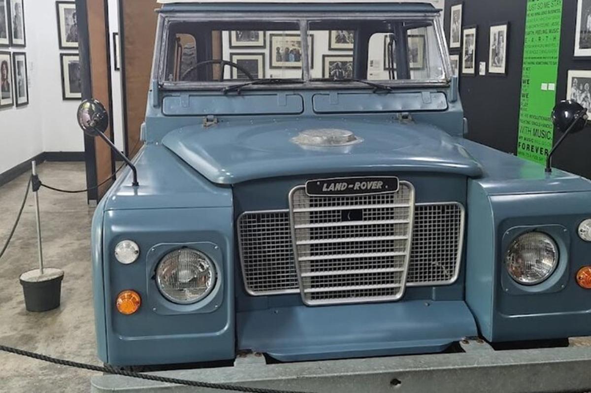 muuseumis on väljas vana sinine veoauto
