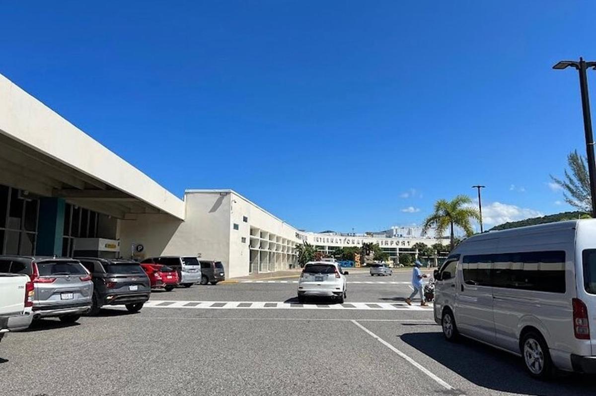建筑物前停放汽车的停车场