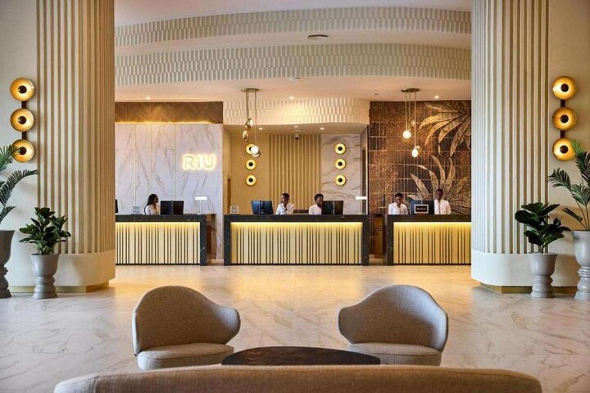 um lobby de hotel com pessoas ao fundo
