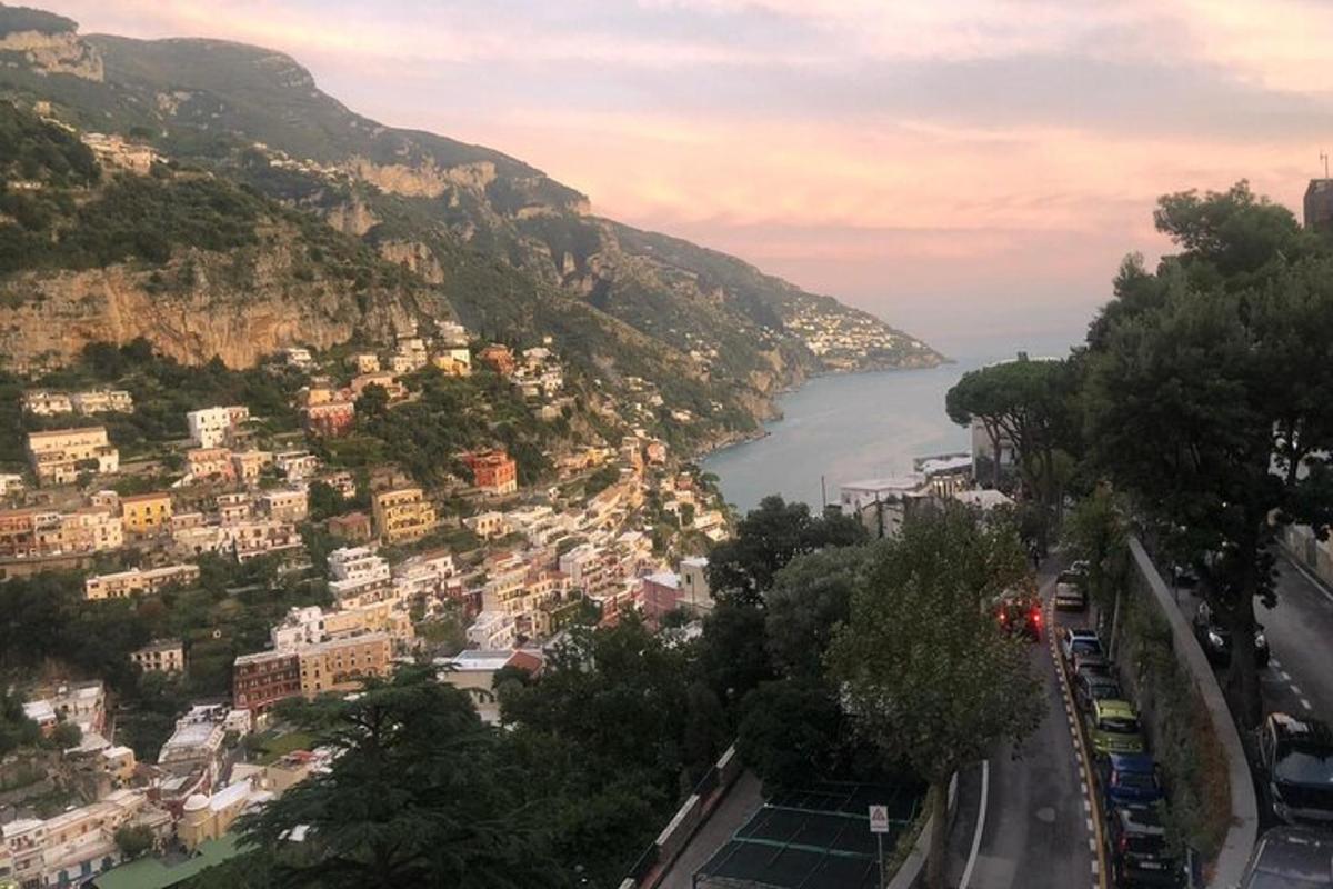 uma vista de uma cidade em uma colina com um rio