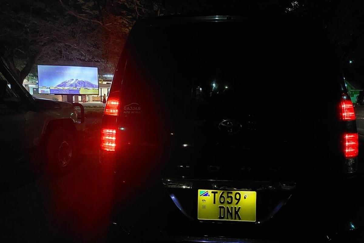 una vista posteriore di un'auto con le luci dei freni accese