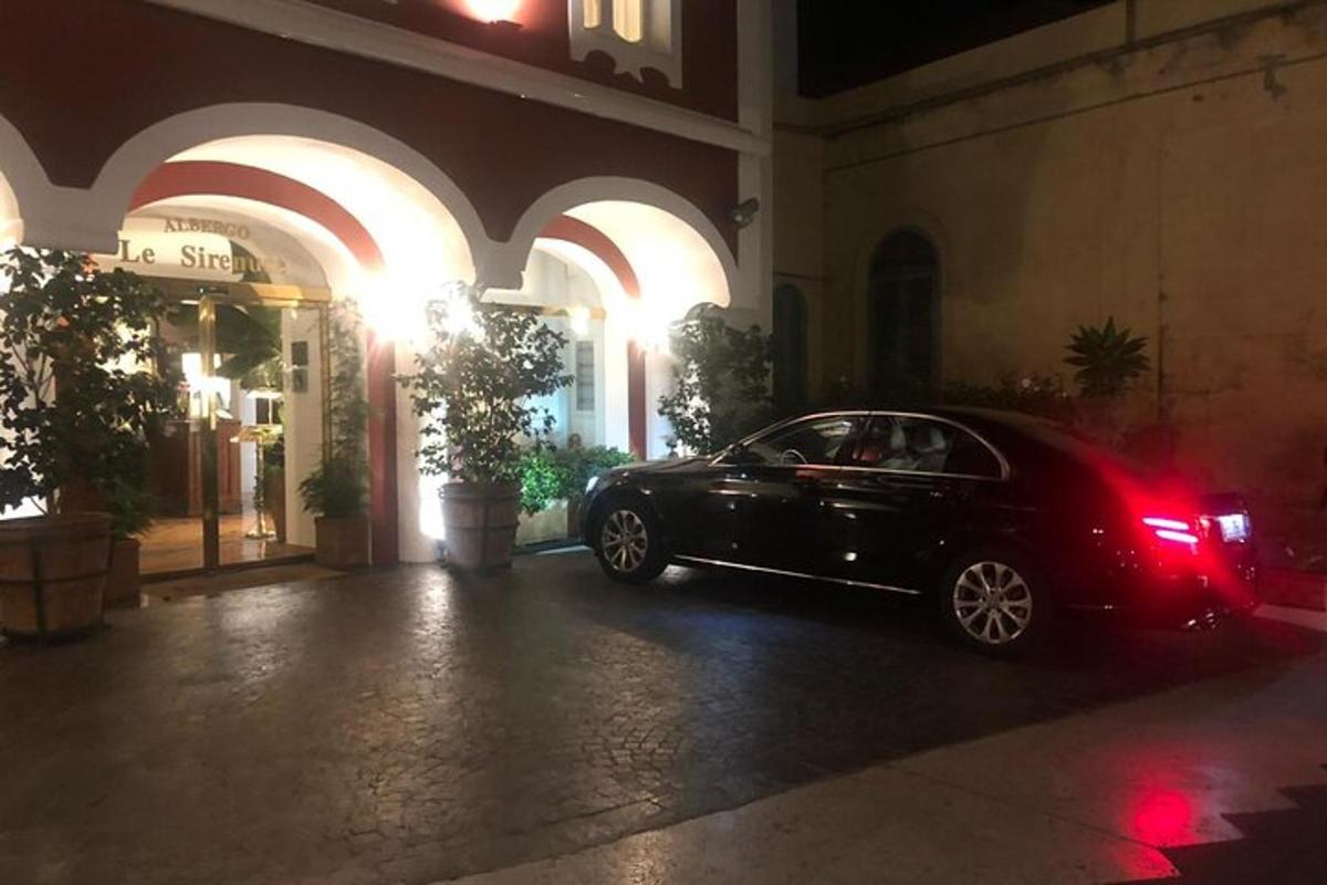 egy autó parkolóban egy épület előtt éjszaka