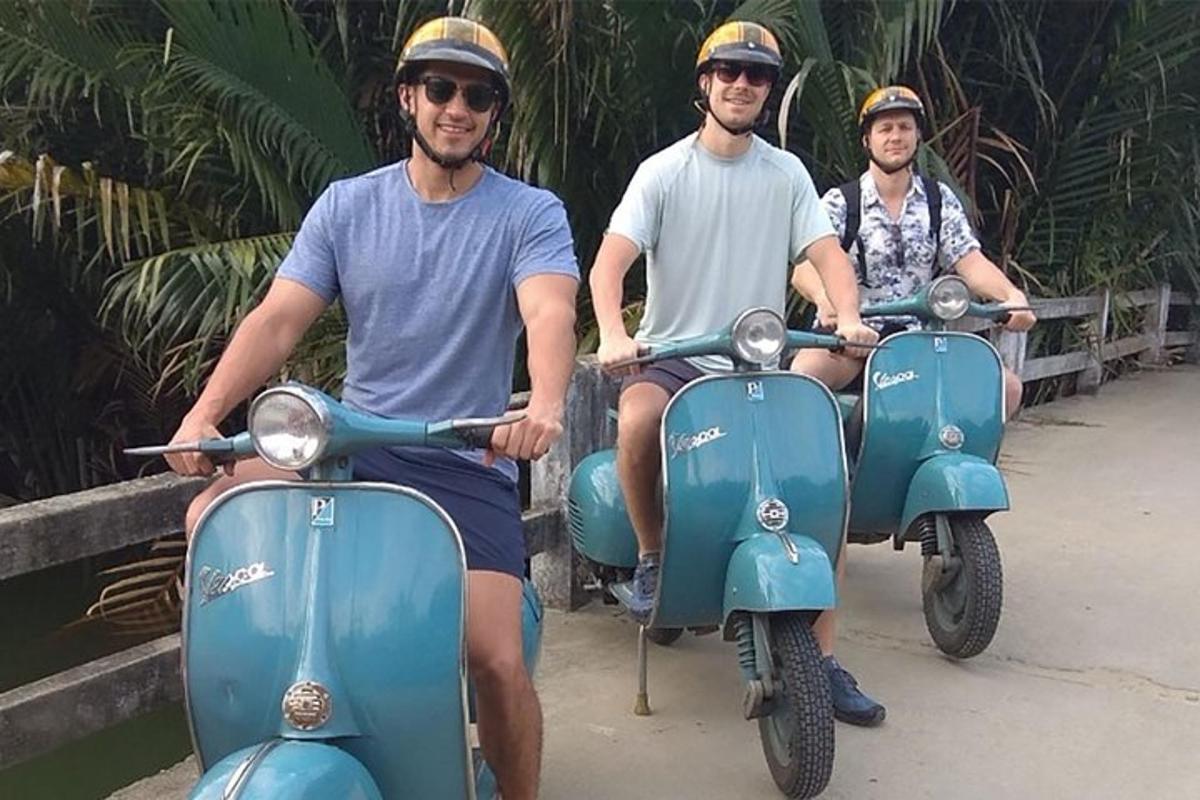 Tres hombres están sentados en motos