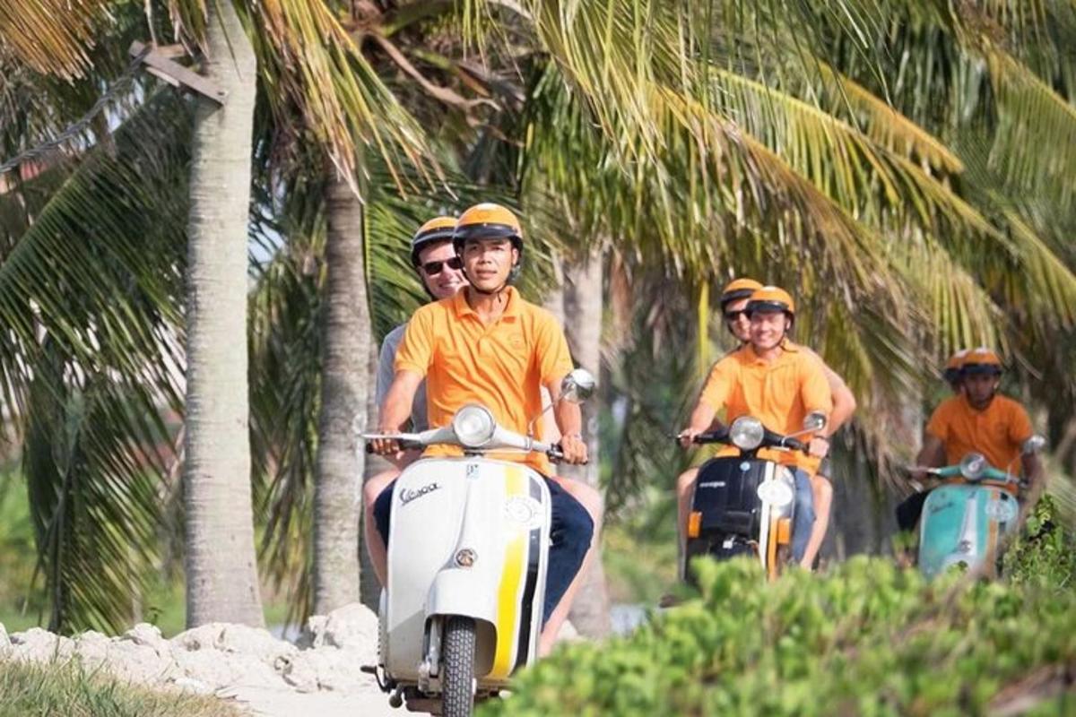 Un grupo de hombres montando scooters en la playa.