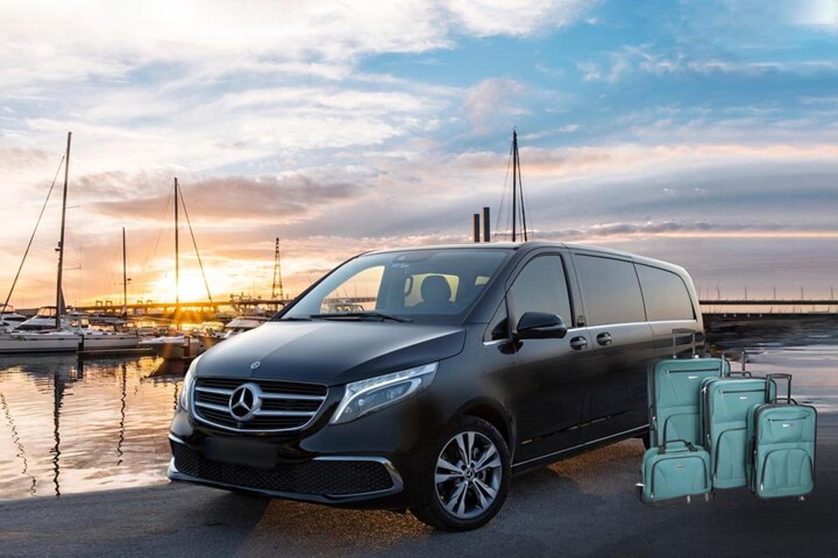 Černá dodávka Mercedes Benz zaparkovaná vedle přístavu