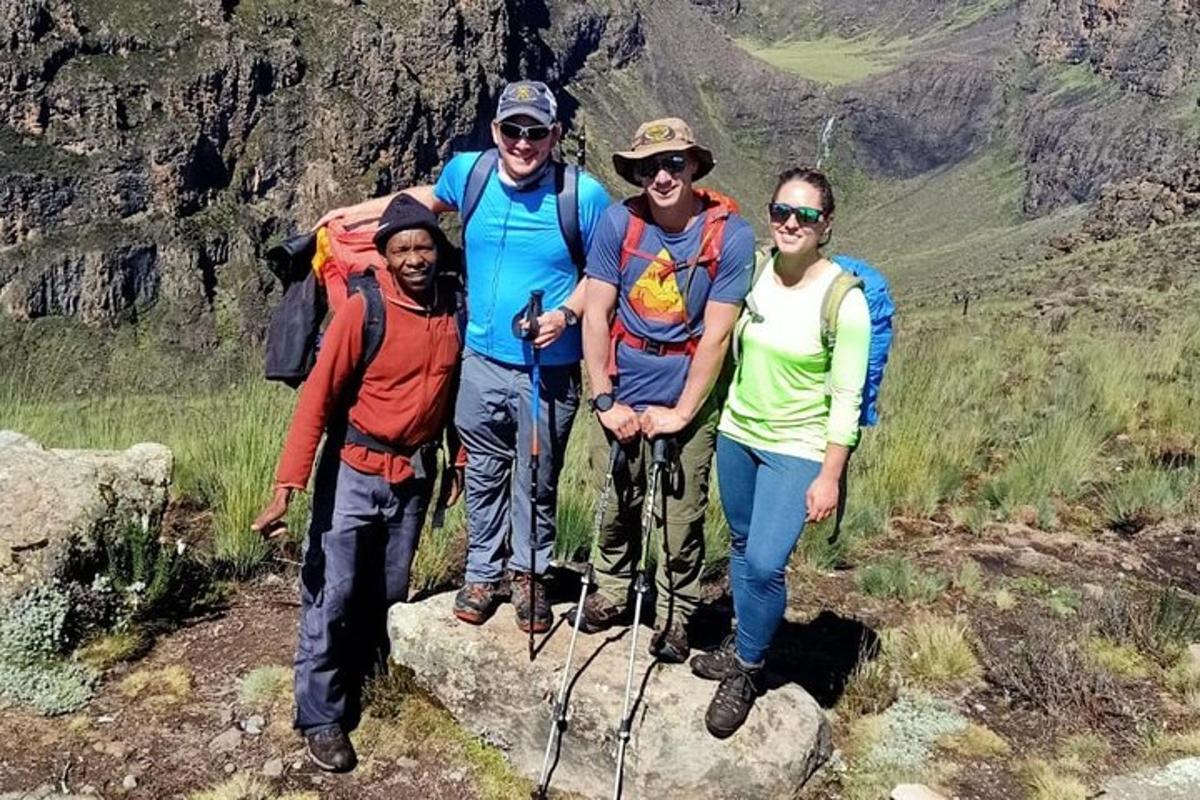sekumpulan orang bergambar di atas gunung