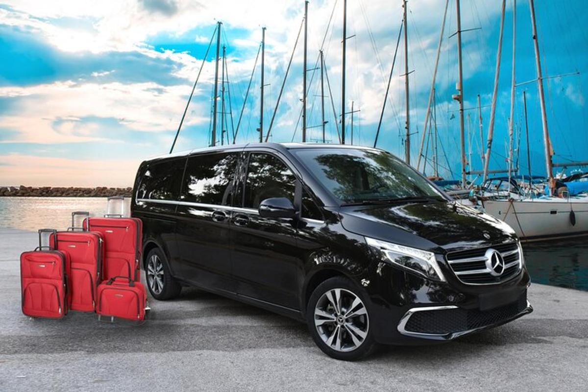 černé SUV zaparkované vedle plachetnic