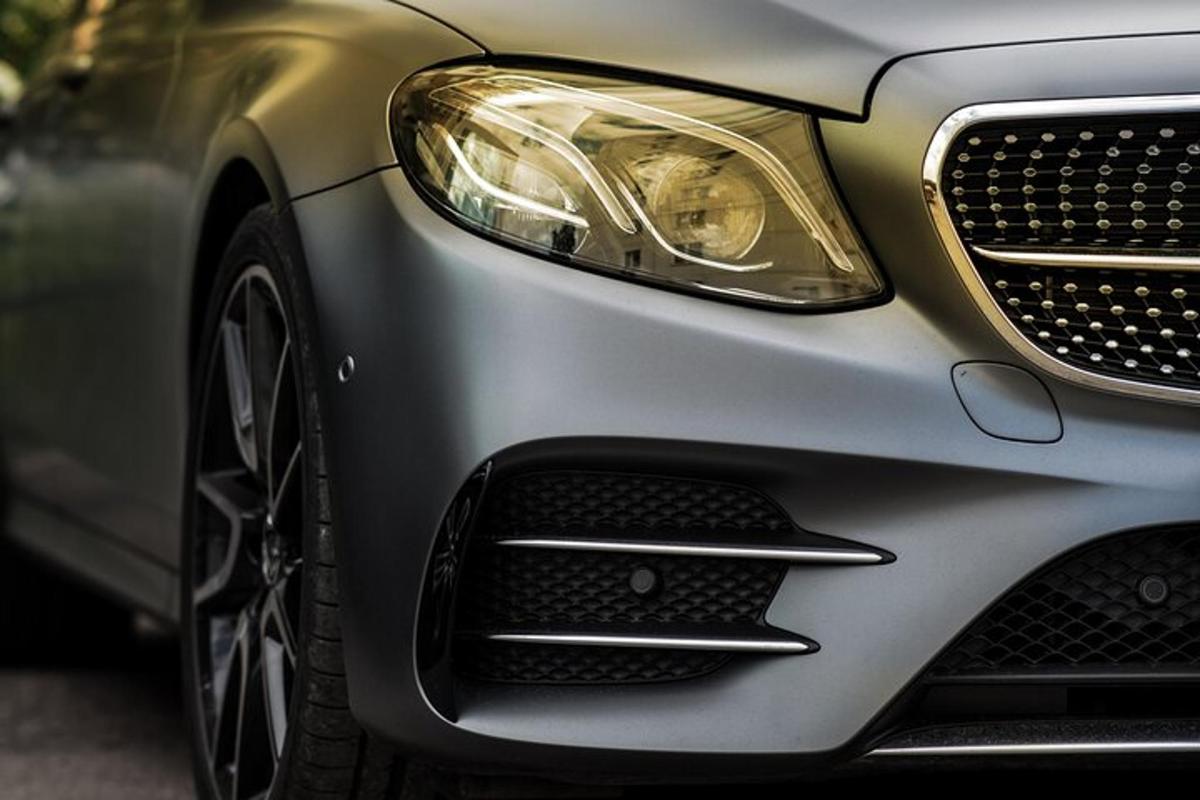 detailní záběr na stříbrné auto