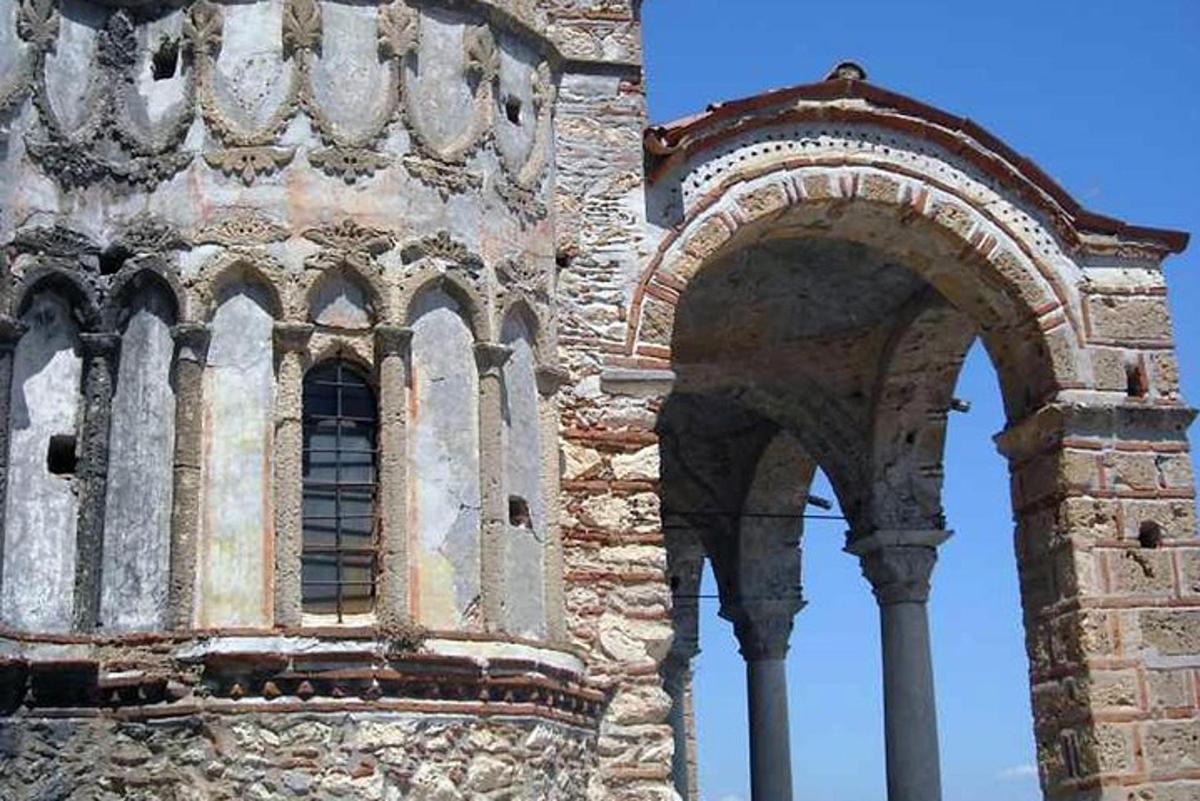 pencereli ve kemerli eski bir taş bina