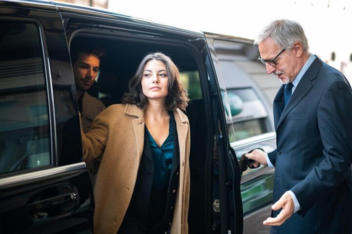 un homme et une femme sortent d'une voiture