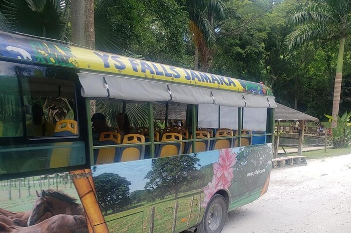 Un autobús con un cartel en el lateral.