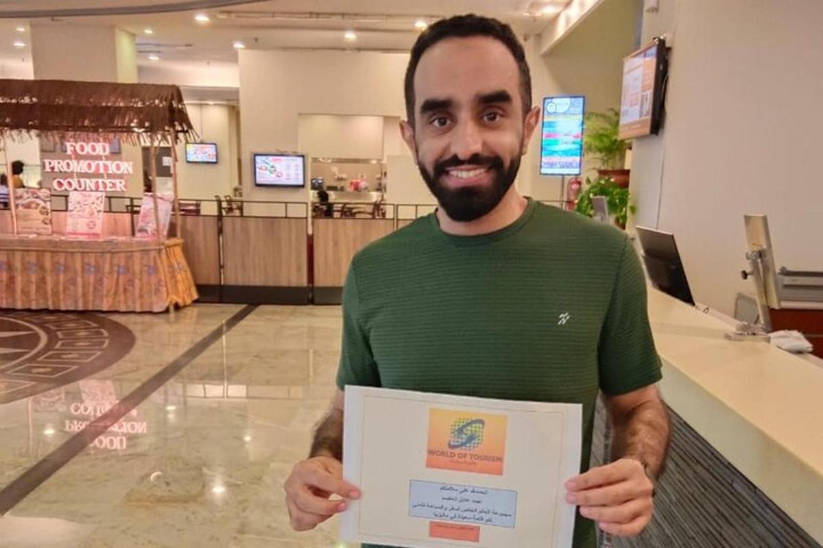 um homem está segurando uma placa em uma loja