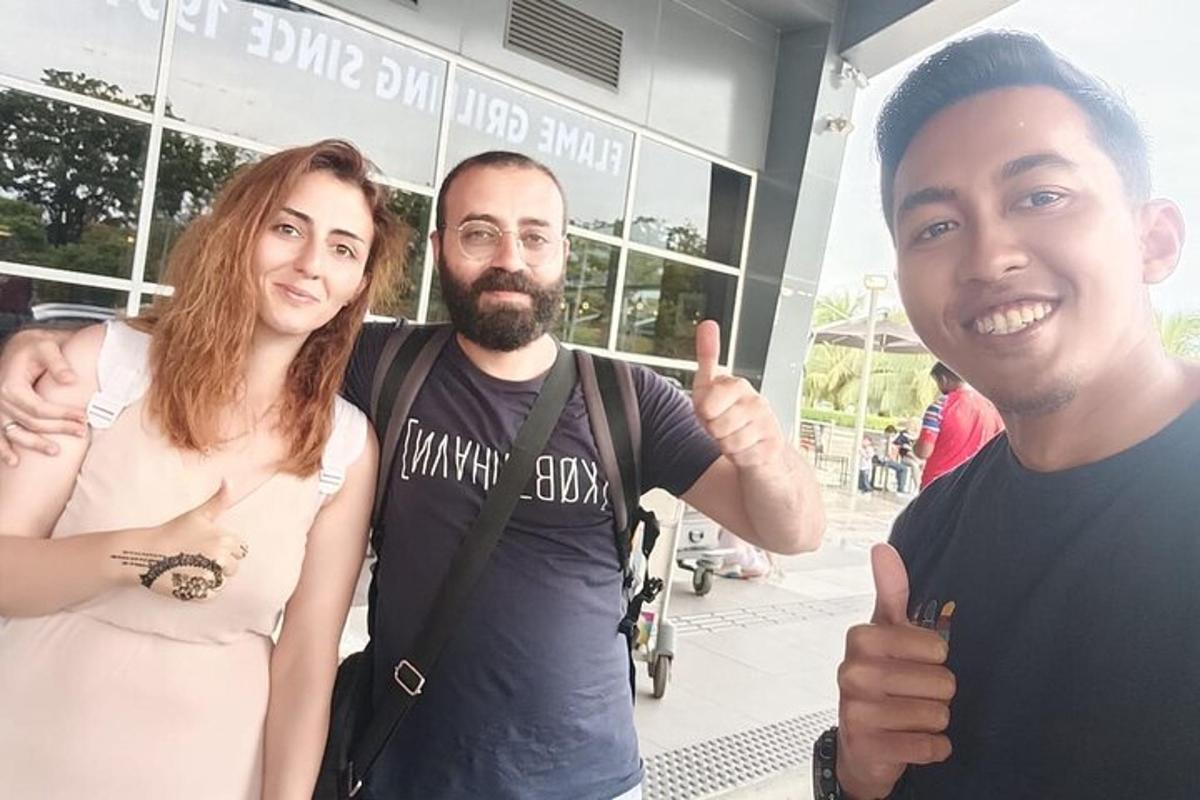 dois homens e uma mulher fazendo sinal de positivo