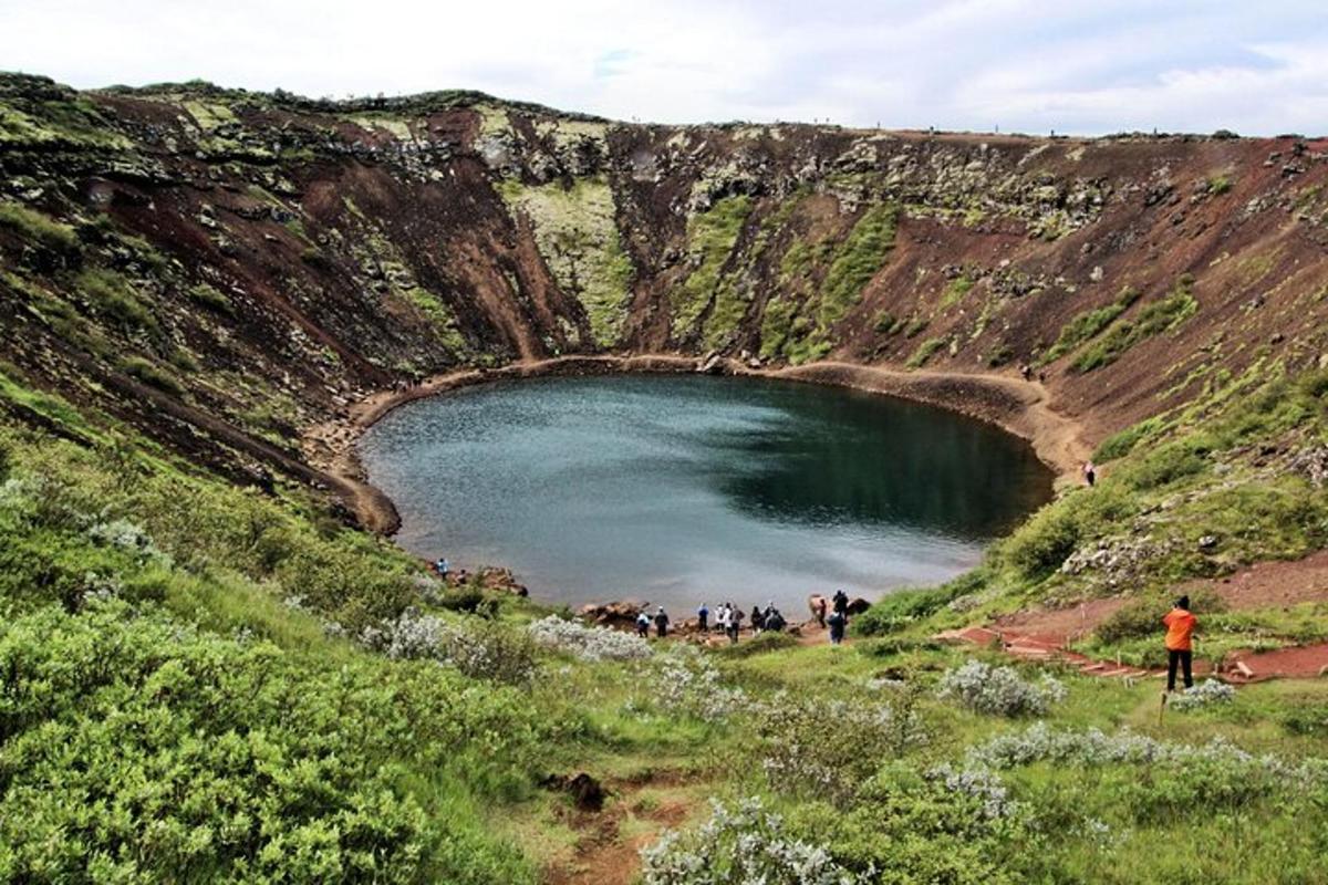 un gruppo di persone in piedi di fronte a un lago