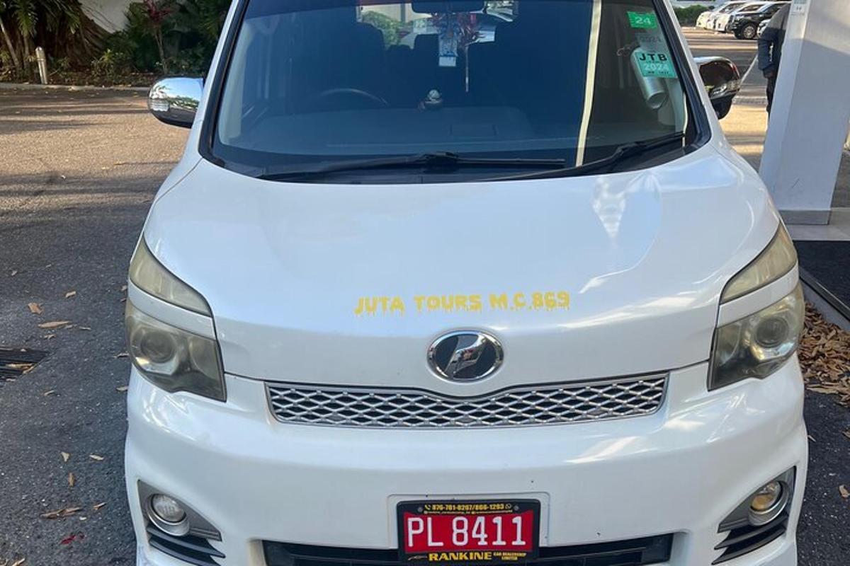 un'auto bianca parcheggiata in un parcheggio