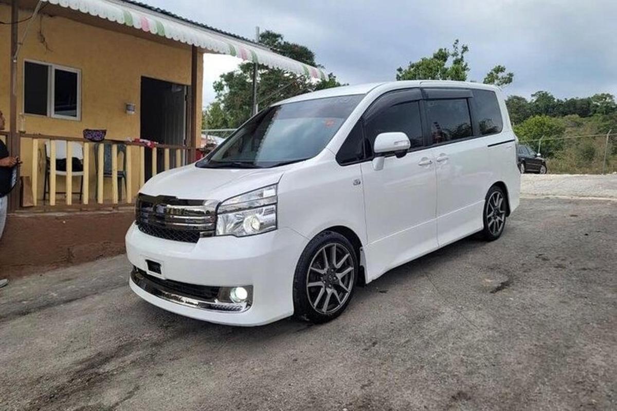 bel kombi parkiran pred stavbo